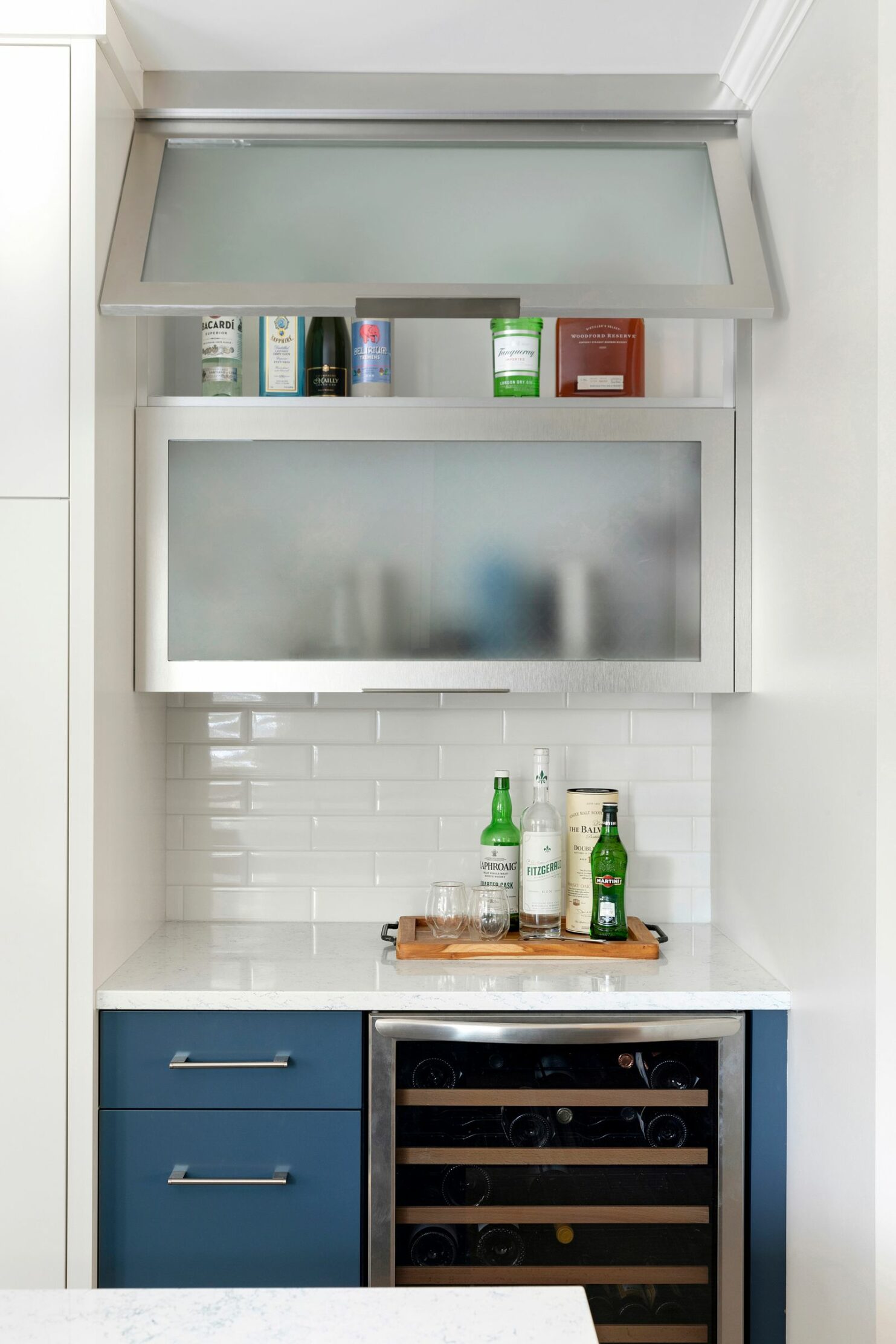 Wet bar and organizational system in a kitchen remodel
